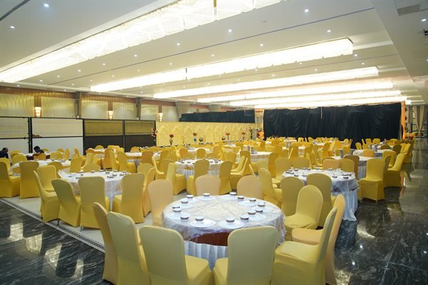 Spacious banquet dining hall with round-table seating