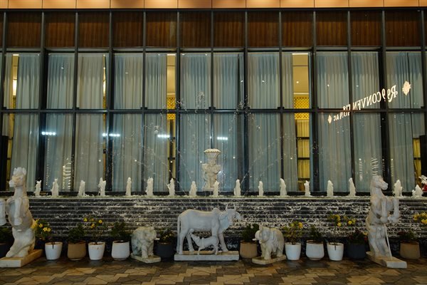 Decorative sculpture wall feature and planters