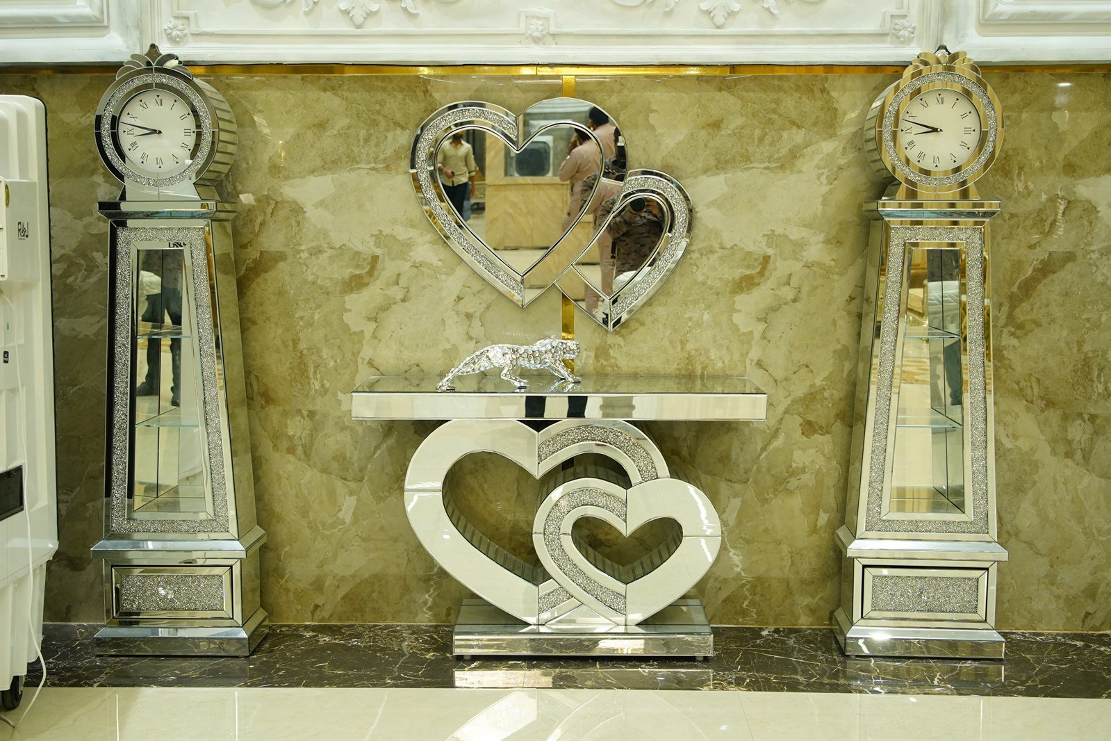 Interior Sculptural Details and Mirrors at R9 Convention